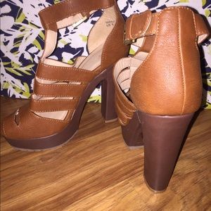 Tan/ Brown Heels!